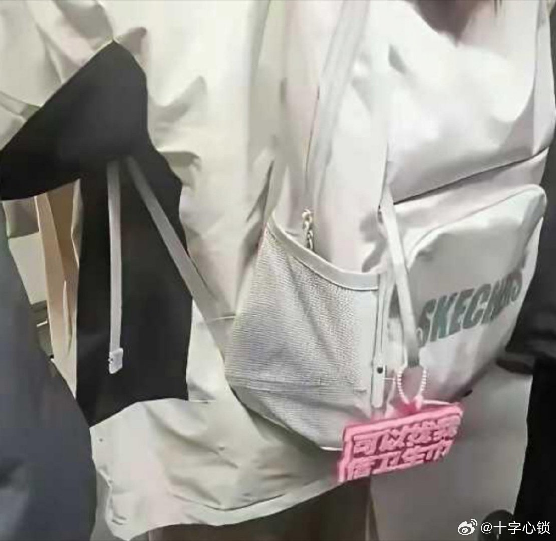 “地铁上看到的，现在的小姑娘也太勇敢了！”