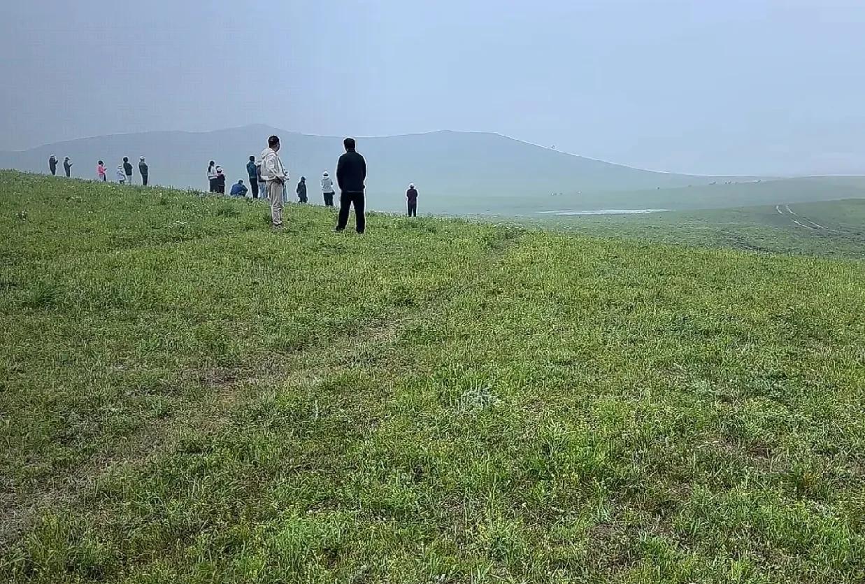 退休生活：女儿昨天下午去草原玩了。昨天下午女儿女婿和朋友们自驾去草原玩了。从我