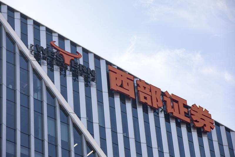 这走势最终还是要作出方向选择，在选择之前，证券板块都会异动一下。两种可能：