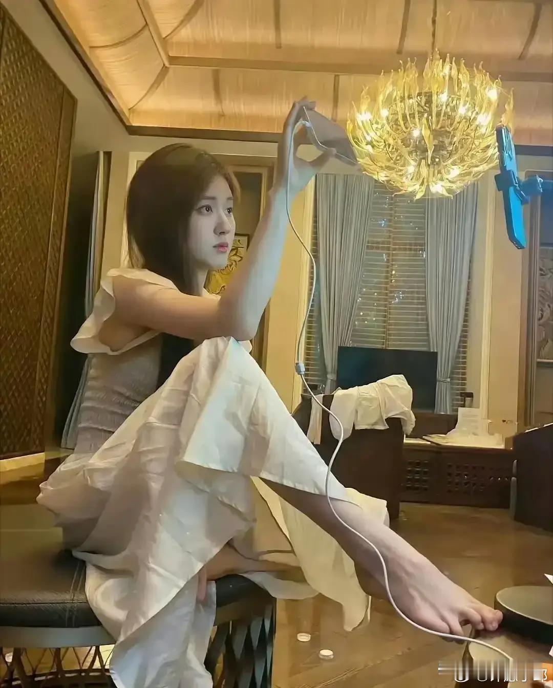 赵露思这脚趾也太用力了，难道是紧张到快抠出地板了吗？