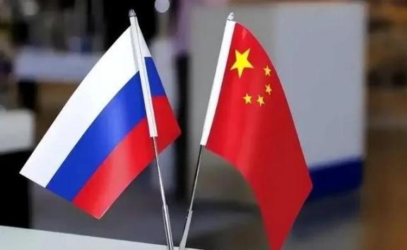终于看懂我国为何始终不军援俄罗斯，俄专家一句点评，道破中俄关系的本质安德烈科