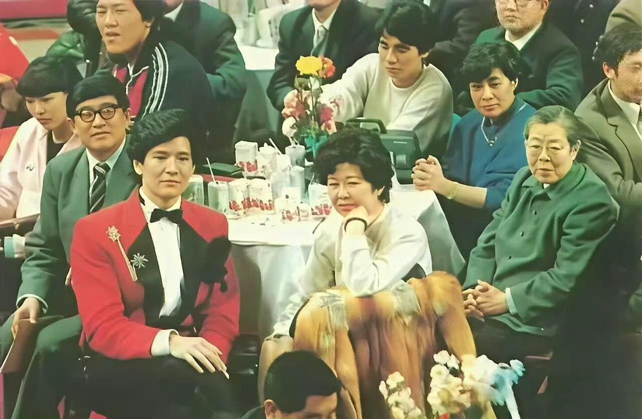 费翔和妈妈、外婆当年在春晚现场。1987年，费翔和妈妈（图中）外婆（图右）在春