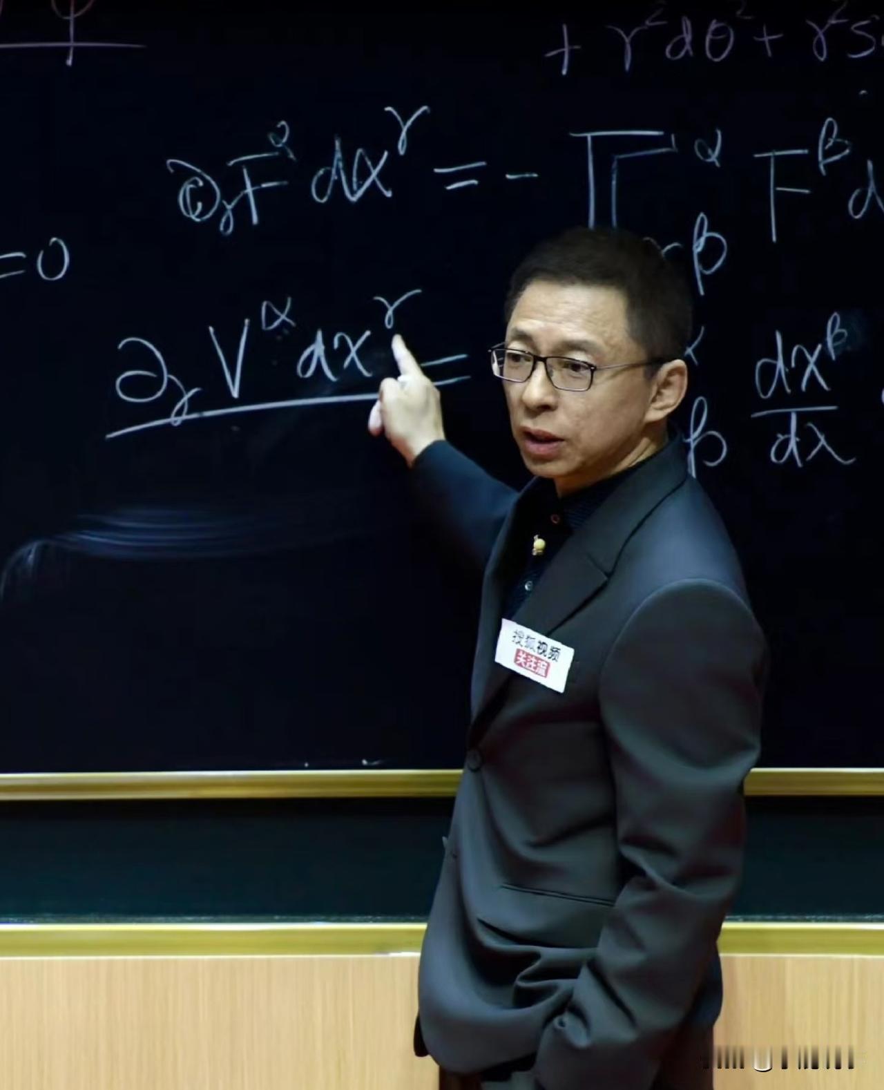 搜狐2025年还能稳稳赚钱，真的全靠张朝阳太清醒！别人都在疯狂烧钱、乱投资、