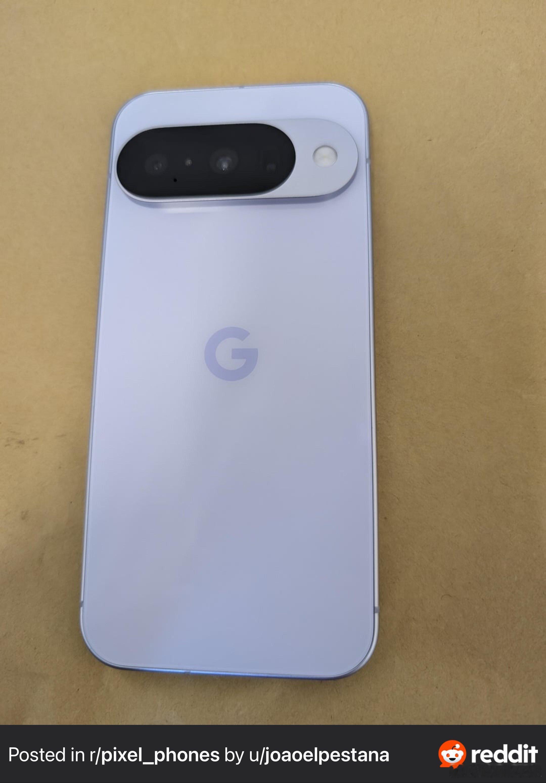 谷歌Pixel10真机，外观最大的变化就是SIM卡槽放到了顶部，不知道毫米波天