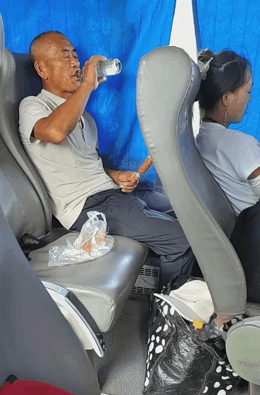 不知道为什么，看到这位大叔，莫名难受！刷到一个视频，大叔坐在大巴车上等待着发车