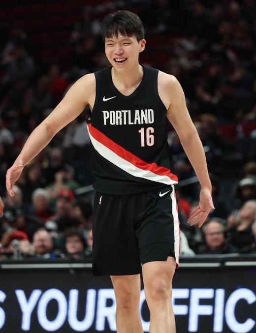 杨瀚森真得醒醒了！这NBA是真不讲情面，一周之内连着两个乐透秀都被咔嚓了。这