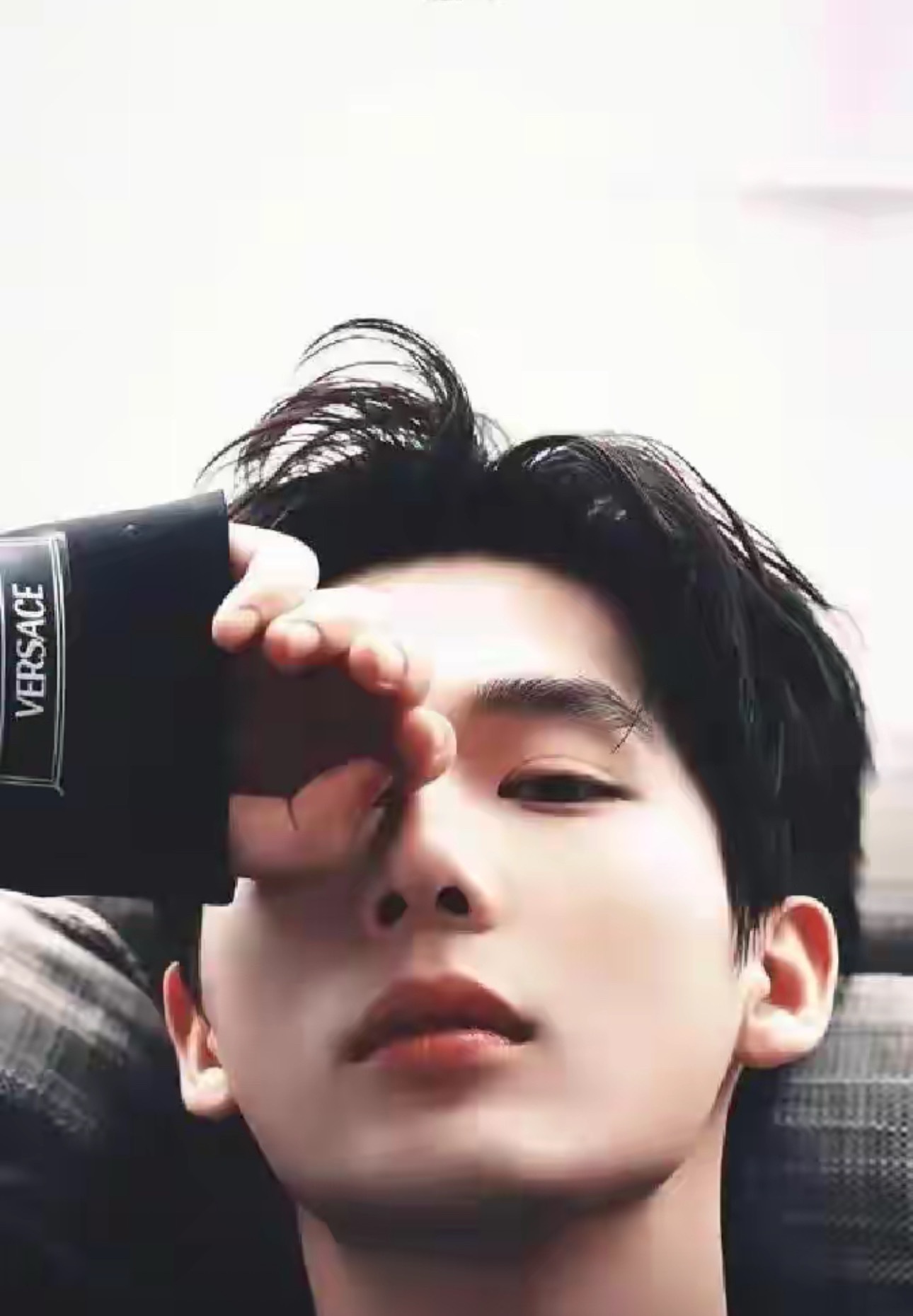 沈腾这一脚，算是把娱乐圈那点“辈分规矩”踹到明面上了。综艺里一个动作，王安宇手里