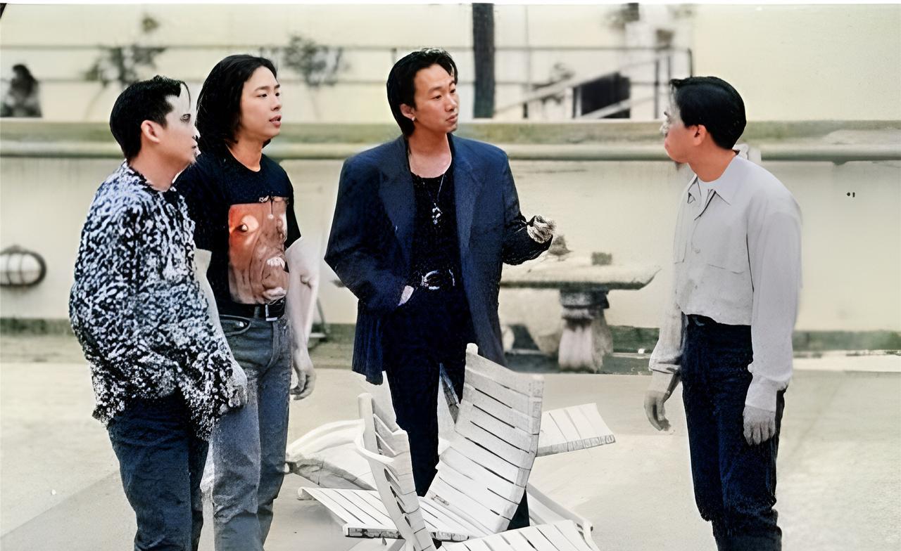 这是beyond乐队的主唱黄家驹在训斥自己的弟弟黄家强。黄家强好像还有点不服气。