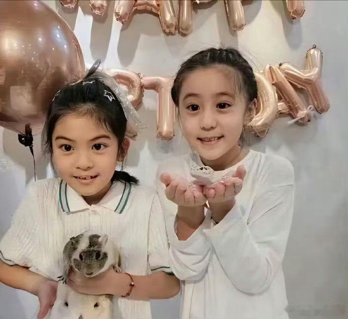 贾静雯8岁小女儿遗传了爸爸的优秀基因，眼睛却超大超像妈，好神奇​​​