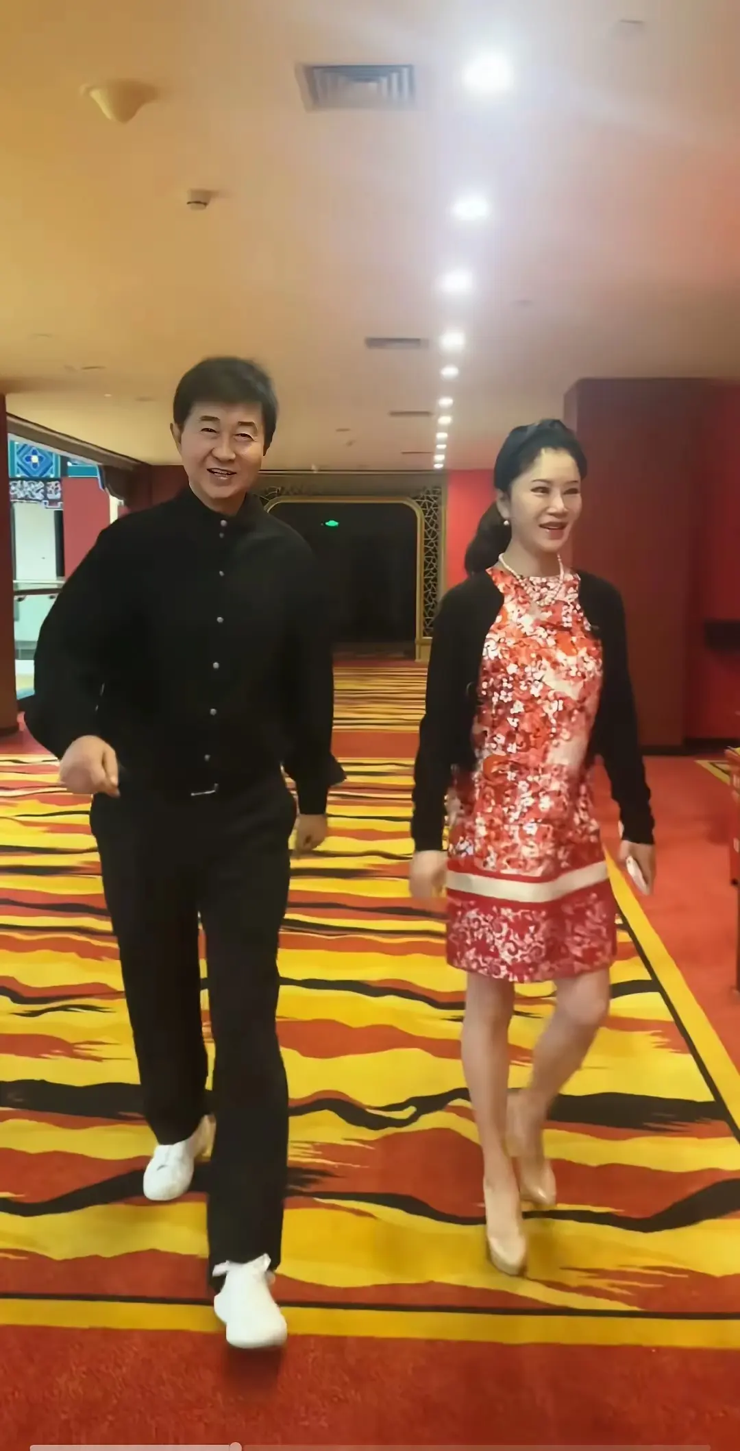 任静，这样细长笔直的小细腿，哪像六十多的人。