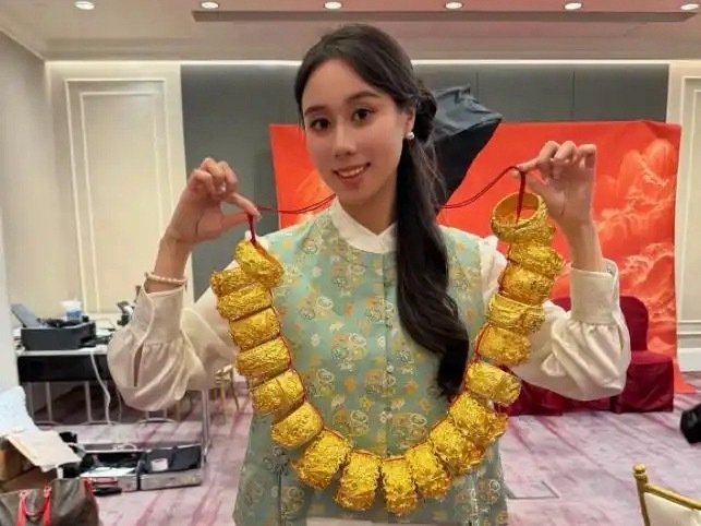 何超欣晒四代同堂全家福，八旬外婆翡翠值千万，哥哥嫂嫂罕见露脸，轻轻拎起奚梦瑶22只龙凤镯，网传300