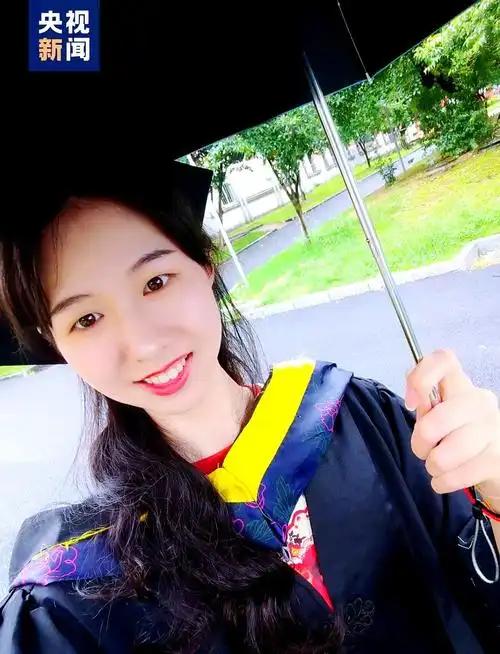 17厘米伤疤是最酷的勋章！20岁女孩身中8刀护同学，一句话全网破防。现在的崔