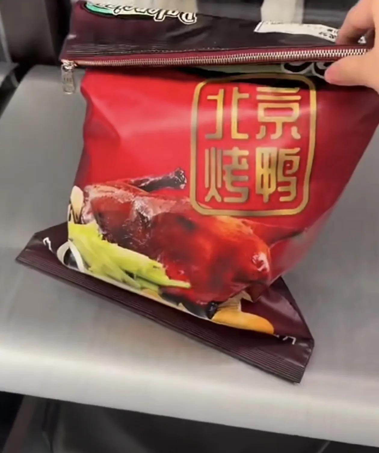 巴黎世界新出了一款限量版的“烤鸭包”，每个仅售1万2。烤鸭包在巴世门店现在有大