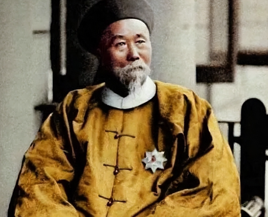 1901年，李鸿章病逝。他给子孙留下了10亿多的财产。其中包括4000万两银子及