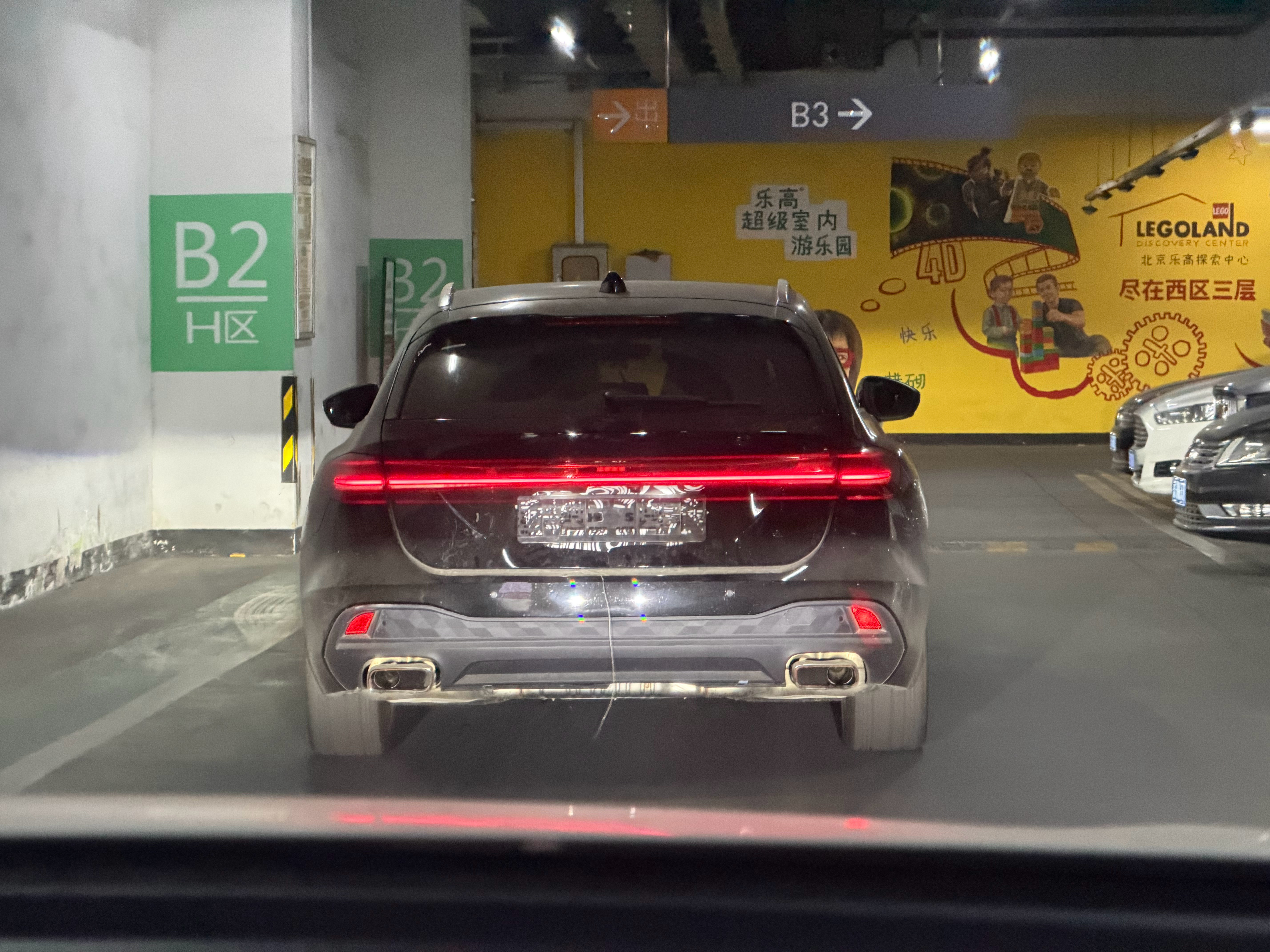 今天看见的奥迪还没上市新车，一个旅行车，应该是A5吧，这个比例看着还挺小的，