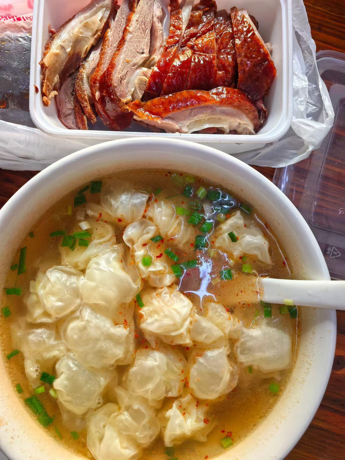 南京人喜欢面条配烤鸭馄饨也可以的烤鸭其实是百搭[墨镜]好好吃饭​​​