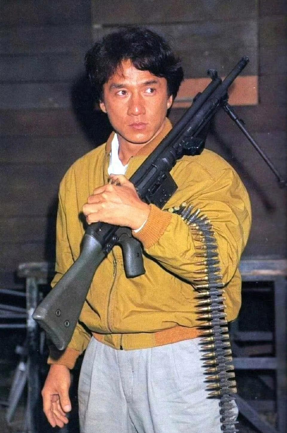 成龙在伦敦街头被偶遇，穿得清爽又精神，完全不像快70的人。他戴着眼镜跟路人打招呼