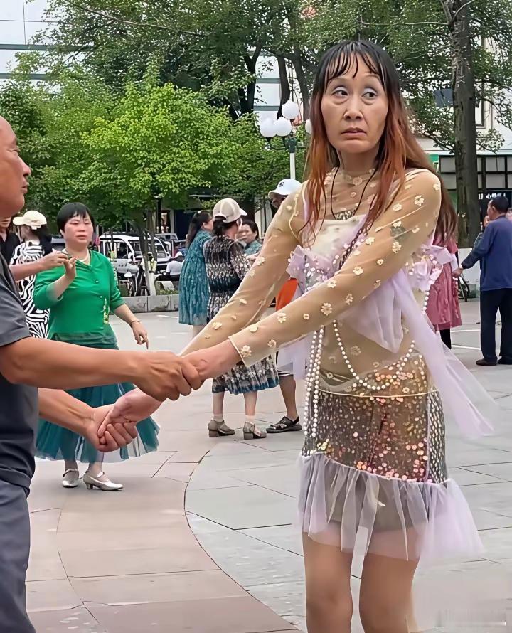 远看是少女，近看是大妈年龄大了只适合看背影但咱心态好啊！管它脸上皱纹几条，舞姿跳