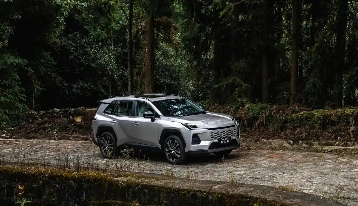 内饰方面，新一代丰田威兰达仪表台的设计排布采用本土化适配，简化了不少实体按键，其