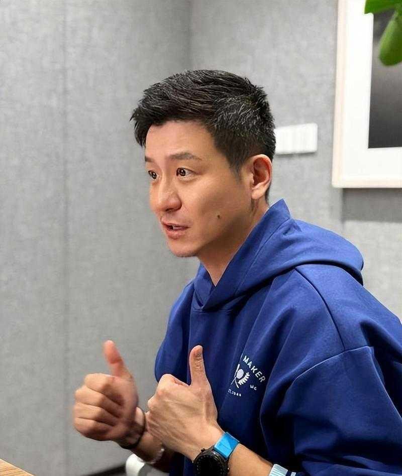 46岁前国羽队长蔡赟，迎娶花样游泳女神，甘做上门女婿。告别赛场转型深耕教育，如今