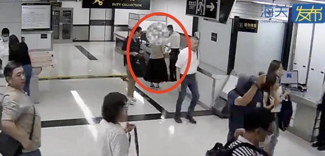 反华势力入侵？我国海关截查两名女子，掀开裙子一看，好家伙，大腿上密密麻麻缠满了活
