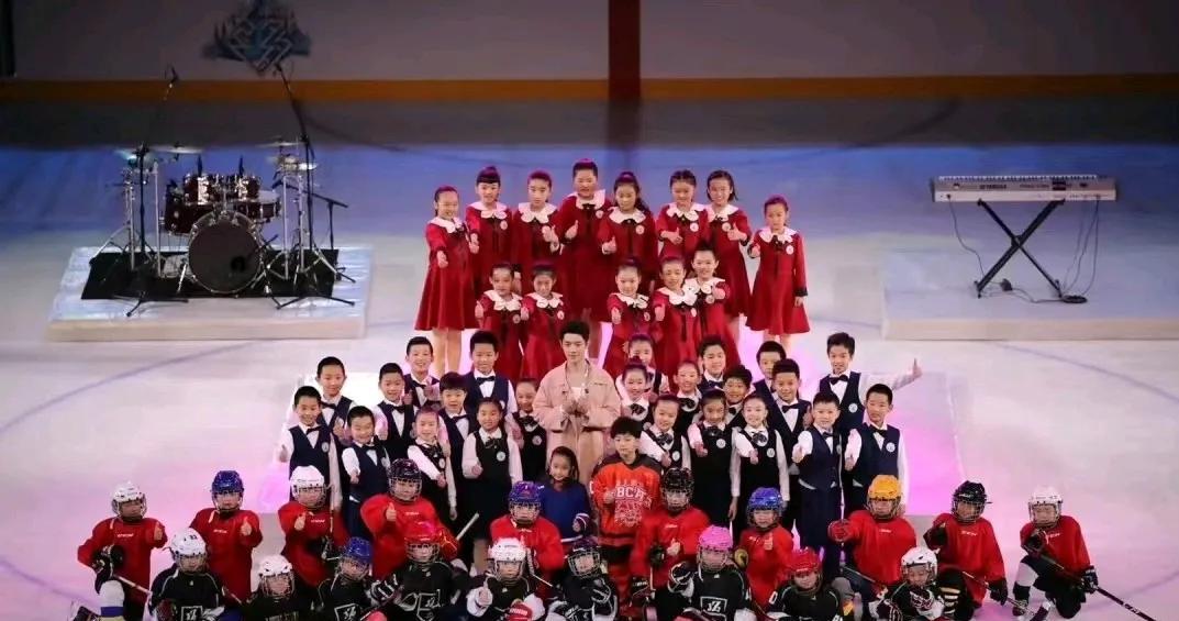 没见过的肖战合影图，在这么多孩子中，肖战的少年感更足了，像个孩子王一样，糊图也挡