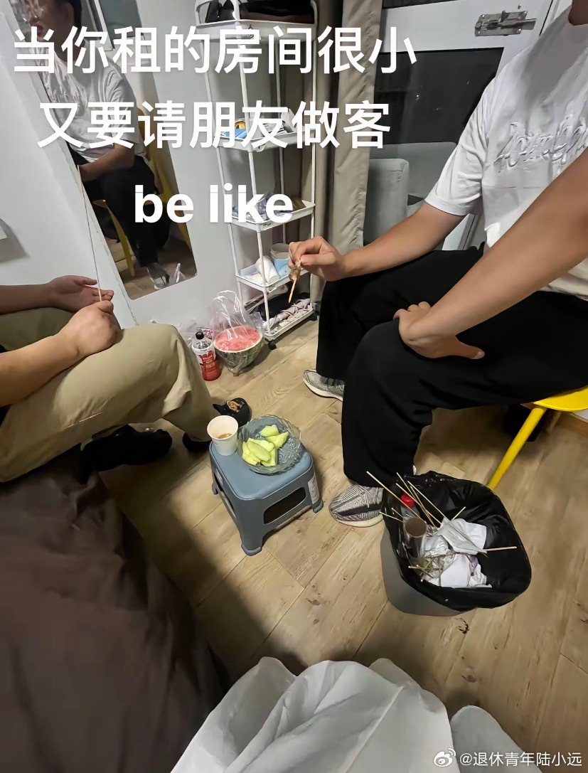 当租的房间很小又要请朋友做客时[捂脸哭]​​​
