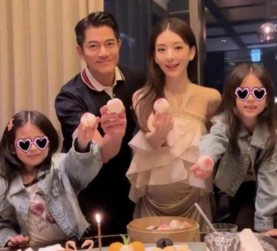郭富城，难掩开心！5月30号晚上，郭富城在社交平台发了一张一家四口的合照，还