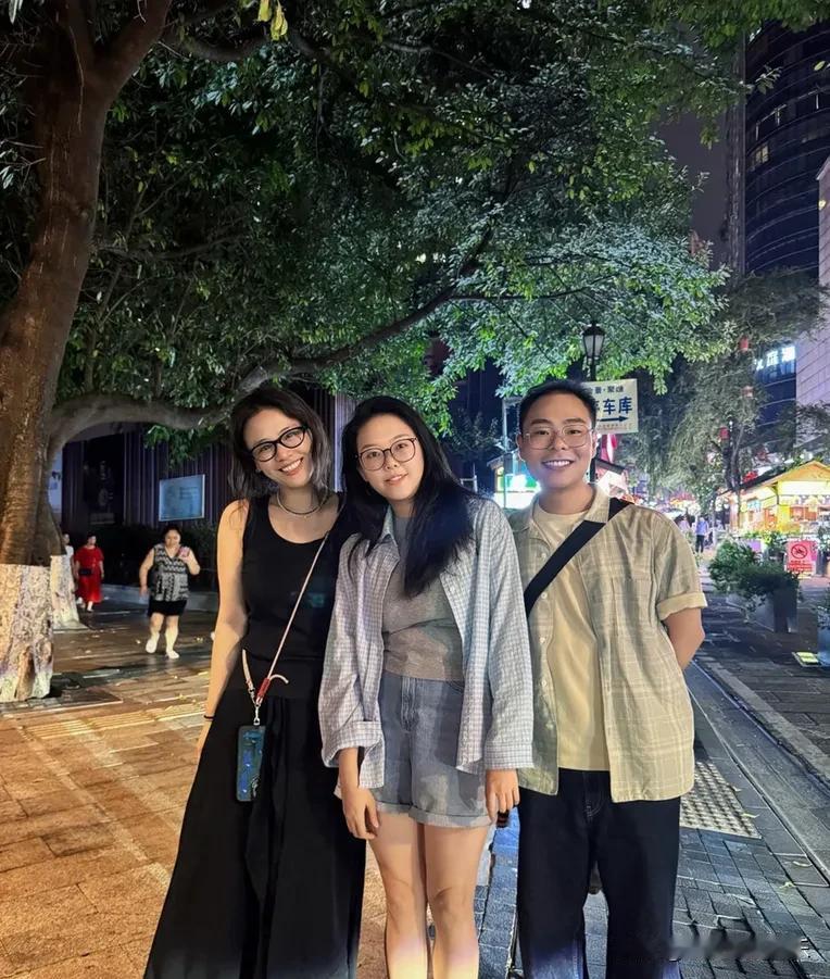 网友偶遇马思纯，马思纯瘦脱相了比路人的脸还小，是个时尚的漂亮小姐姐。马思纯恢