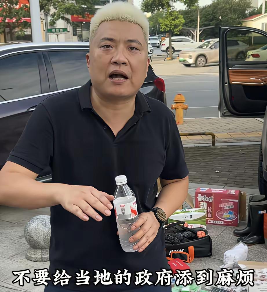 据网友称，闵先生已于11日抵达广西灾区六蓝水库，将赔偿款项(数目不详)和自己捐出