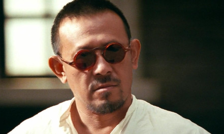 2010年，姜文拍摄《让子弹飞》时，有一位演员临时缺席，姜文急中生智，对制片助理