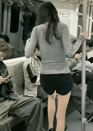 美女的做法绝对没错。有些人乘坐地铁公交时，把腿张得太开，着实给旁人带来不便，或许