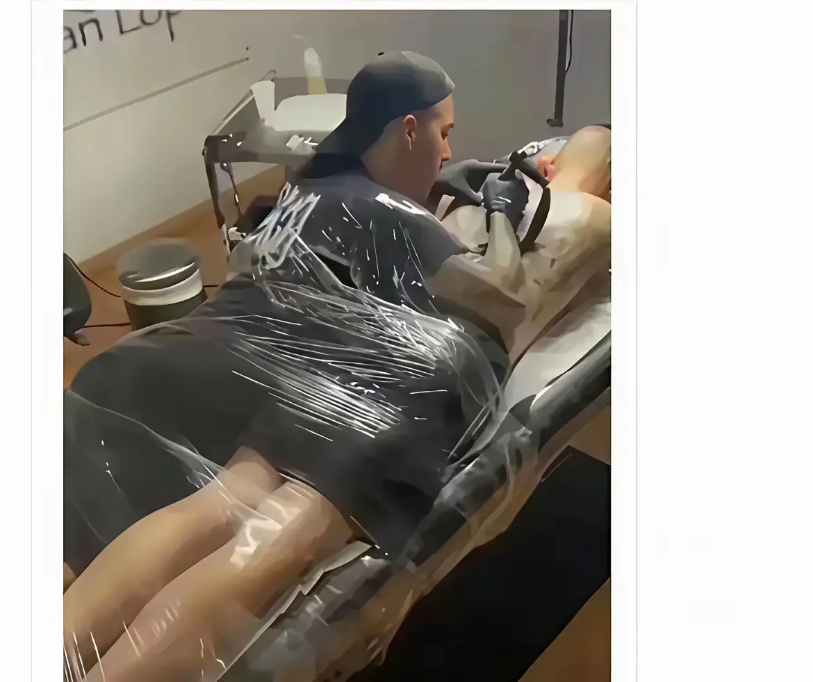 原来纹身要绑起来，是怕纹一半后悔吗？