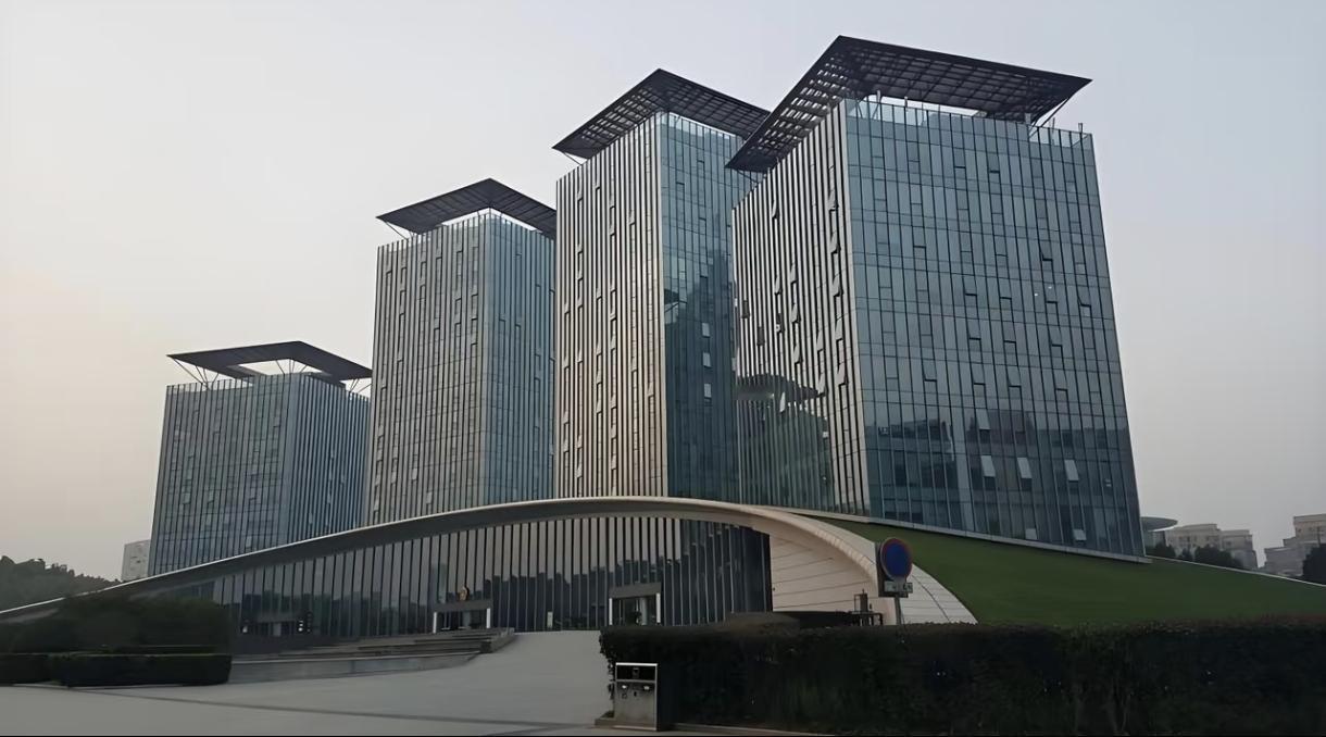 整个浙江的城建都不算太差，一般的小县城除了老城区，新城区都建设的不错。中西部的城