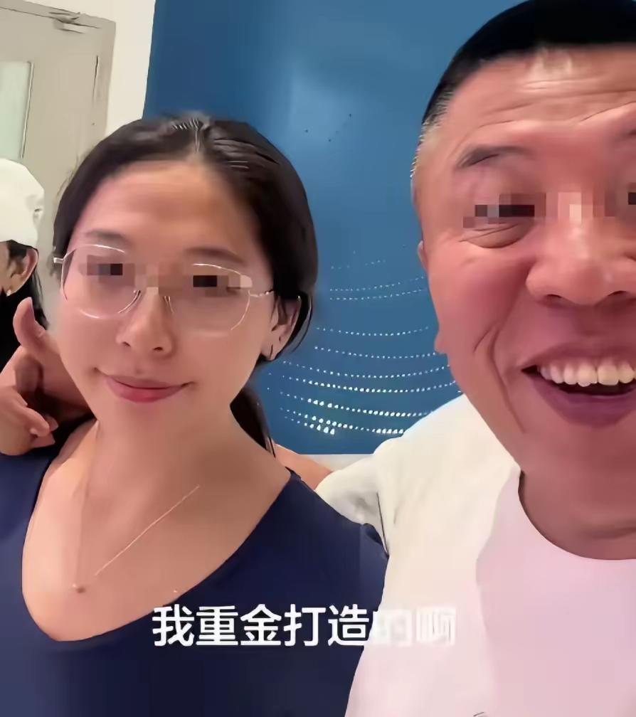 一位父亲在网上晒女儿，说这是自己“重金打造的伦敦大学毕业生”，话锋一转补了句“以