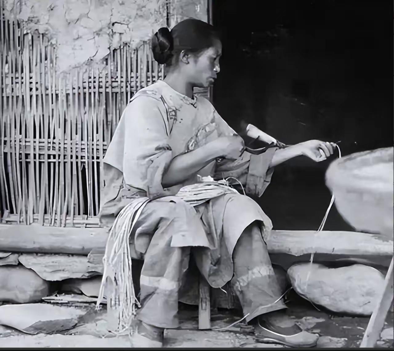 1978年，浙江黄岩县。一名特务留长发，穿老妇衣服，隐匿29年。谁知，一个5岁小