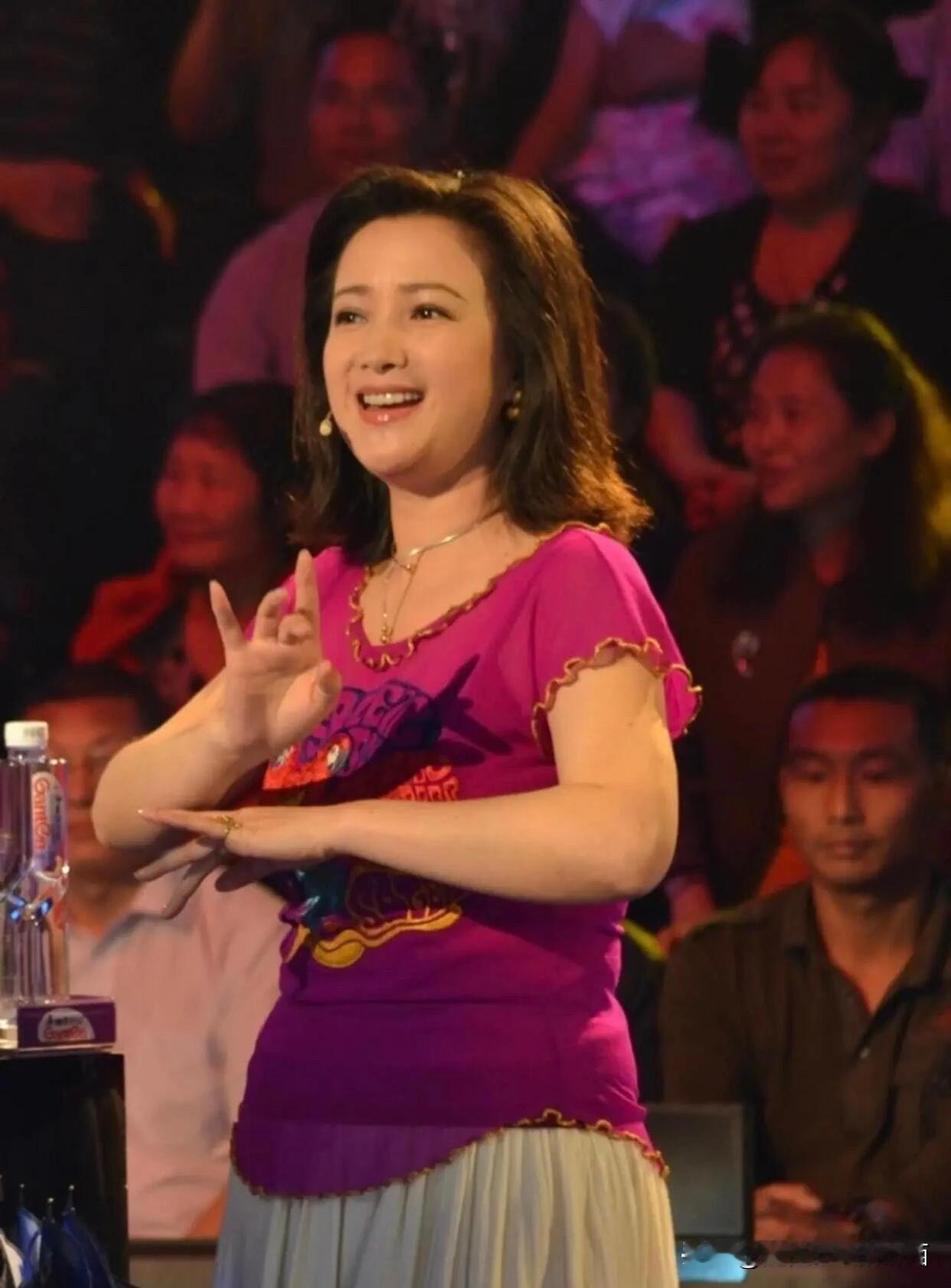 她容貌堪称完美，却在身材上吃了大亏。个子不高，腚大胯宽的，上半身比例特别完美，下