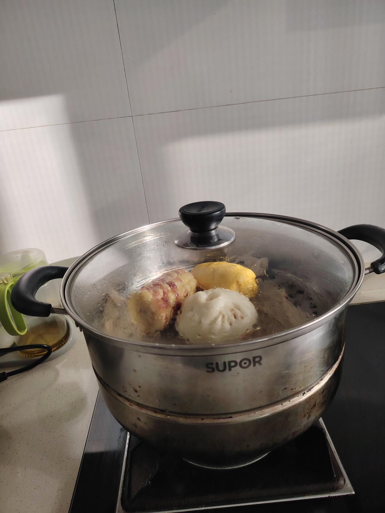 平凡家庭里的温暖暮色漫进窗棂时，厨房总飘着妈妈熬汤的香气。砂锅在火上咕嘟作