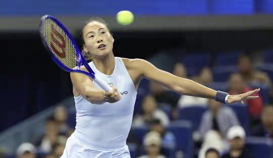 经过将近3个月的休战，郑钦文终于在WTA1000中国网球公开赛复出，首轮轮空的她