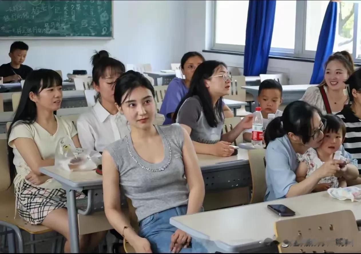 有点好奇：为什么都（多数）是妈妈去开家长会？