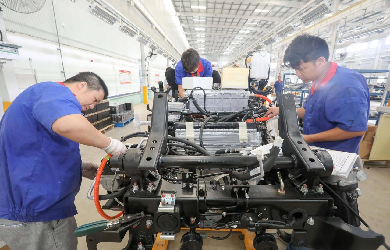 比亚迪2025年跑了将近10万人，结果销量还涨了33万台走这么多人，放任何一