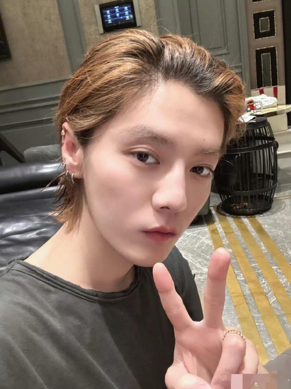 我怀疑过鹿晗会永久退网，也怀疑过鹿晗是不是和关晓彤分手了，万万没想到，他竟会在这