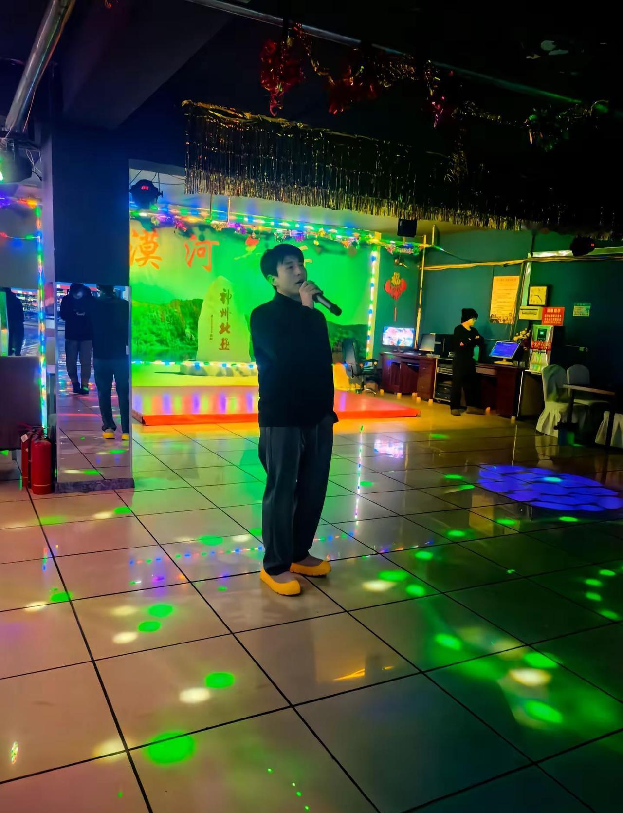 看到刘萧旭站在“剧查查之夜”领奖台上那一刻，说实话，我这心里头挺不是滋味的。不