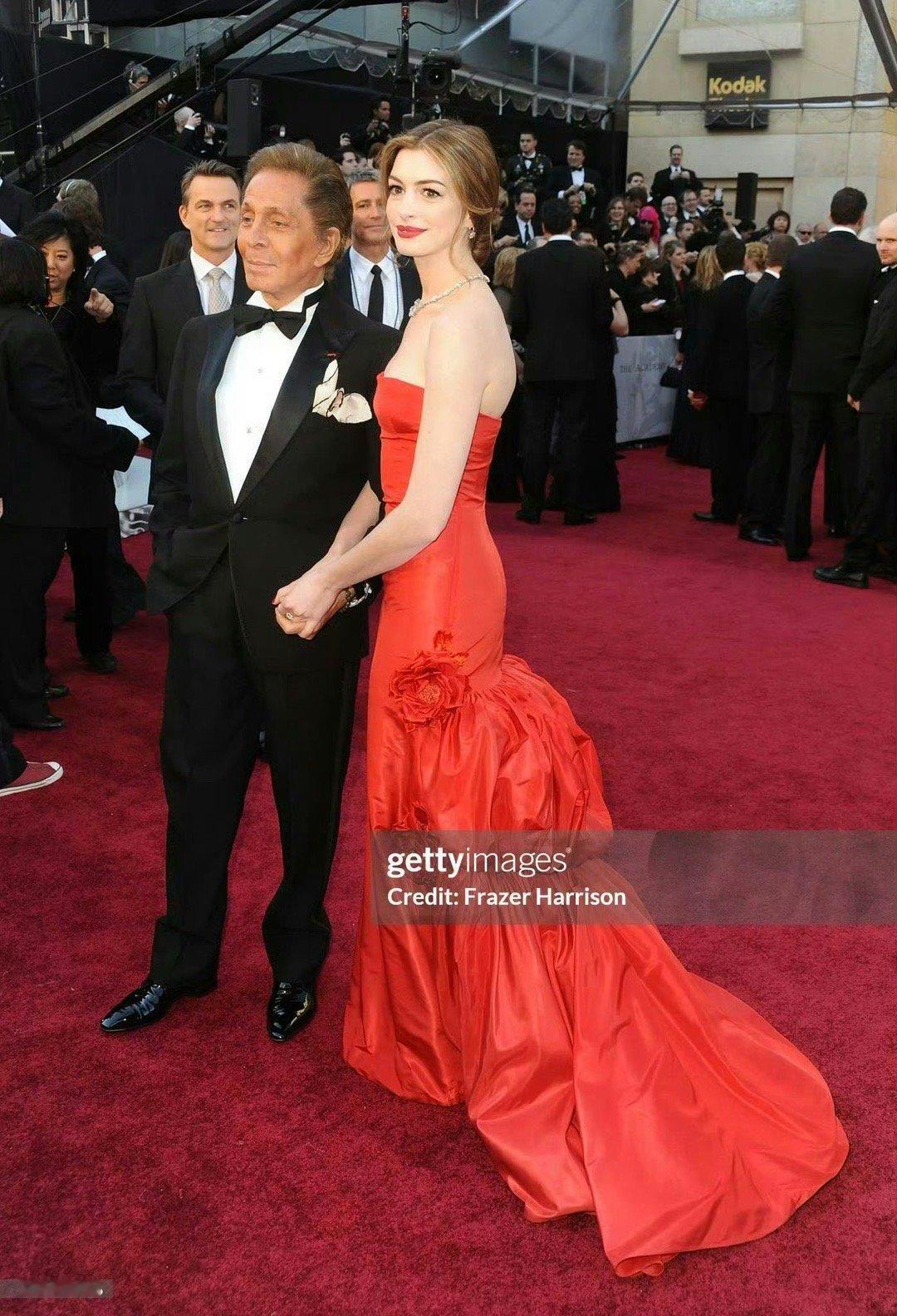 华伦天奴去世提起华伦天奴，第一反应就是那个“华伦天奴红”。红得真是高级，优雅了一