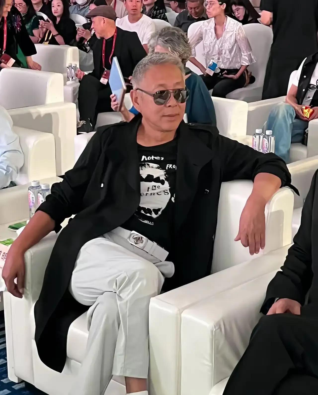 娱乐圈中真正的两大男神，一位陈道明，一位陈宝国，年轻的时候这两位在娱乐圈中也是妥