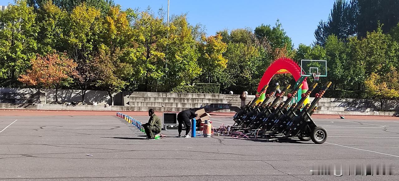 今天和母亲还有妹妹溜达。妹妹说：我这几天打工挣钱，就是给别人扒苞米，一天能挣17