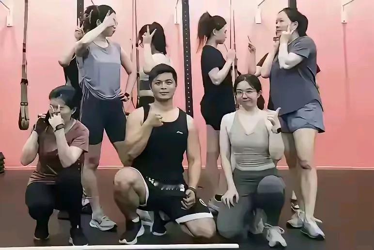 借惠州健身女出轨男教练事件出一联，求合适下联，横批上联，女羡男教健子肉，下联