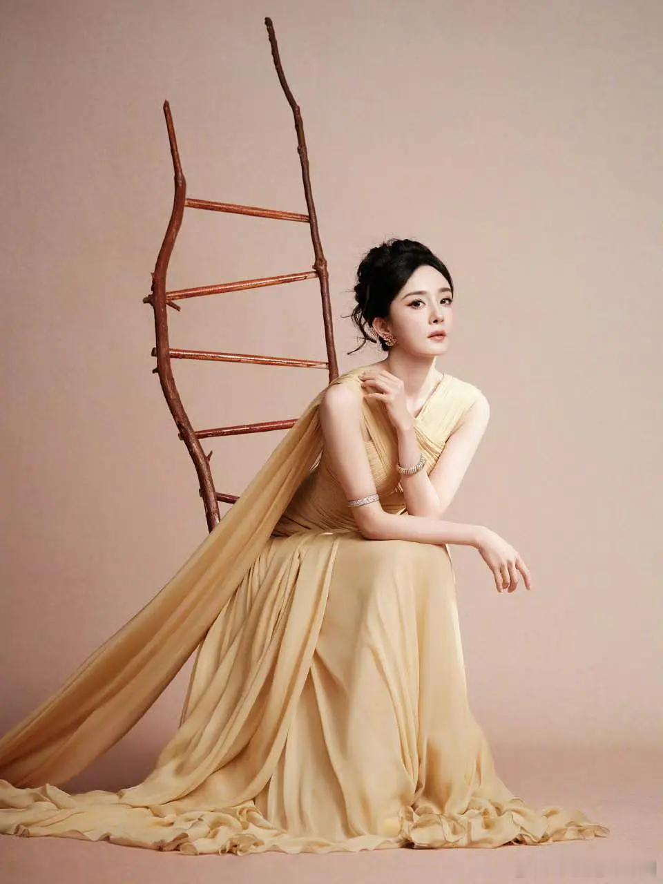 尖叫之夜明星高定造型盘点：杨幂inZuhairMurad2025秋冬高定