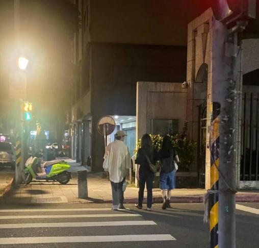 这一次，蔡依林被网友抓了个正着，原来的“人设”彻底被打破。近日，有网友晒出两张