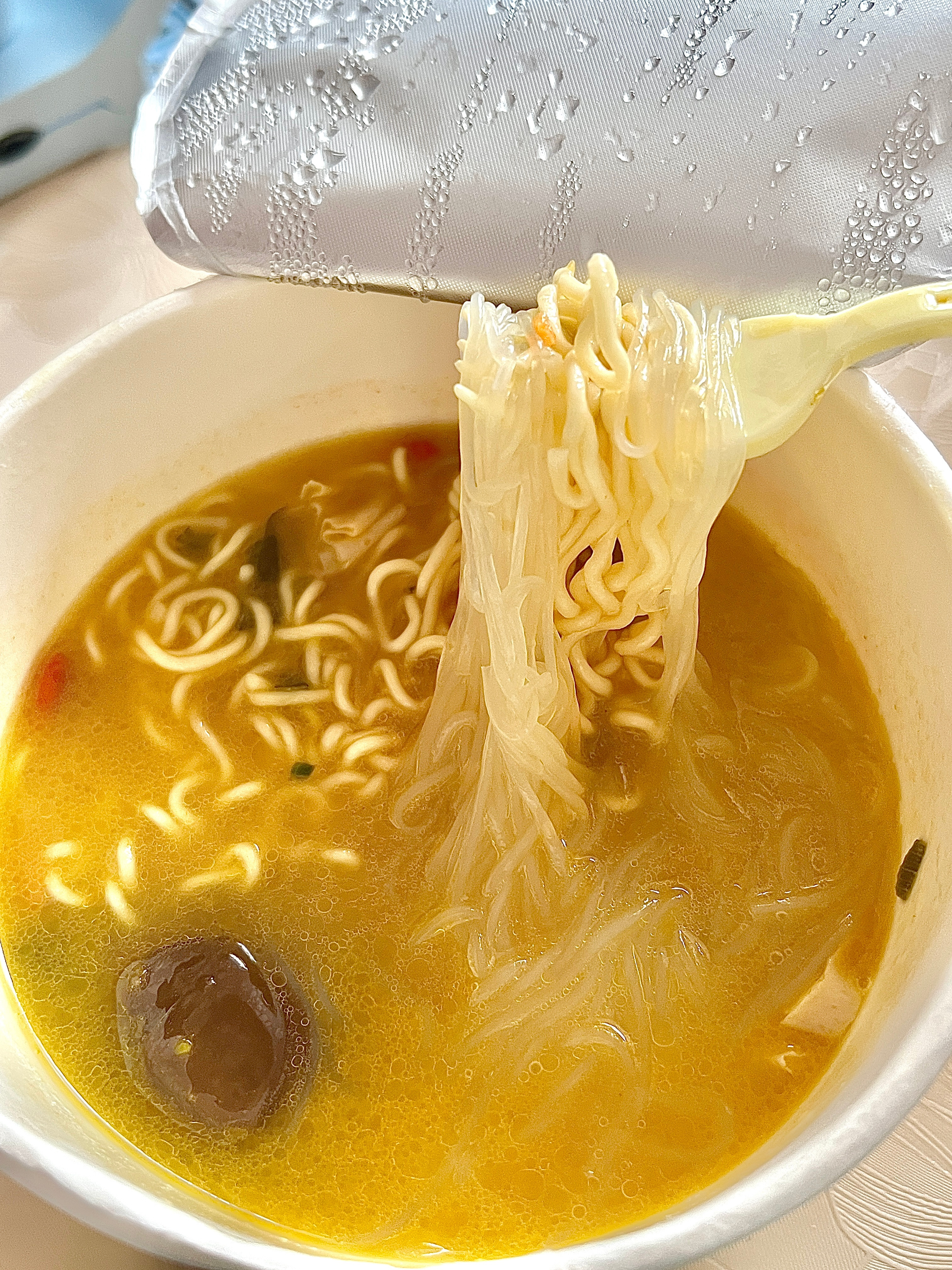 真的很爱酸辣口！杨掌柜酸菜味真的从学生时代就开始吃了，粉丝吸满汤汁超入味抽中了我
